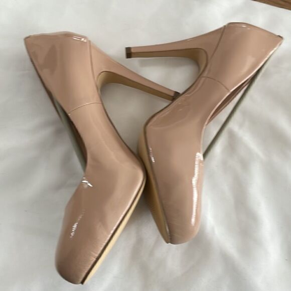 STEVE MADDEN TAN PATENT LEATHER PUMPS.  NEW - Picture 3 of 8